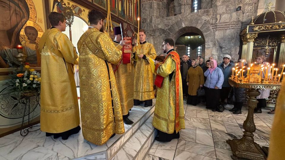 Сегодня весь православный мир отмечает День Святого Николая Чудотворца — большой церковный праздник в честь одного из самых почитаемых святых в христианстве