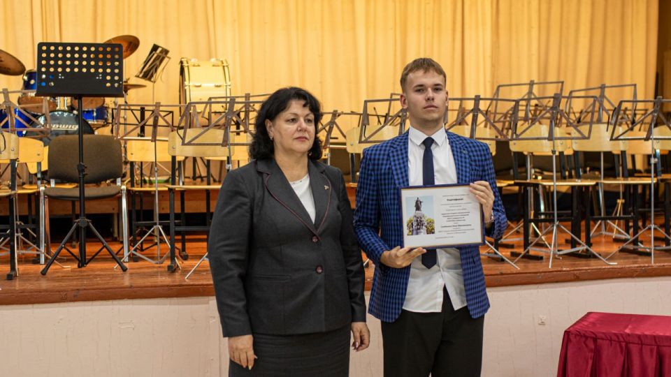 В Симферополе состоялась торжественная церемония чествования одарённых учащихся города по итогам 2025 года В Симферополе состоялась торжественная церемония чествования одарённых учащихся города по итогам 2025 года