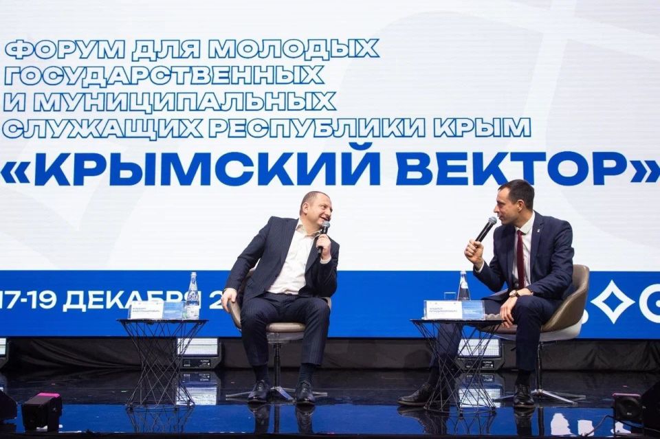 Денис Олейник: Вчера принял участие в ключевой сессии «Час лидерства: разговор на равных» форума для молодых государственных и муниципальных служащих Республики Крым «Крымский вектор», которая прошла в Академии творческих... Денис Олейник: Вчера принял участие в ключевой сессии «Час лидерства: разговор на равных» форума для молодых государственных и муниципальных служащих Республики Крым «Крымский вектор», которая прошла в Академии творческих...