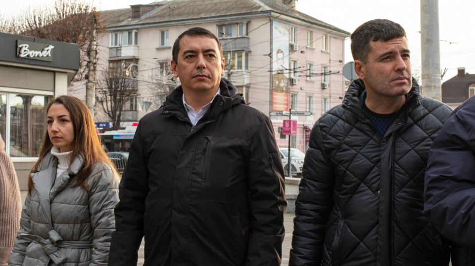 В рамках Международного круглого стола по вопросам развития связей крымских татар с соотечественниками за рубежом состоялось возложение цветов к памятнику дважды Героя Советского Союза Амет-Хана Султана В рамках Международного круглого стола по вопросам развития связей крымских татар с соотечественниками за рубежом состоялось возложение цветов к памятнику дважды Героя Советского Союза Амет-Хана Султана