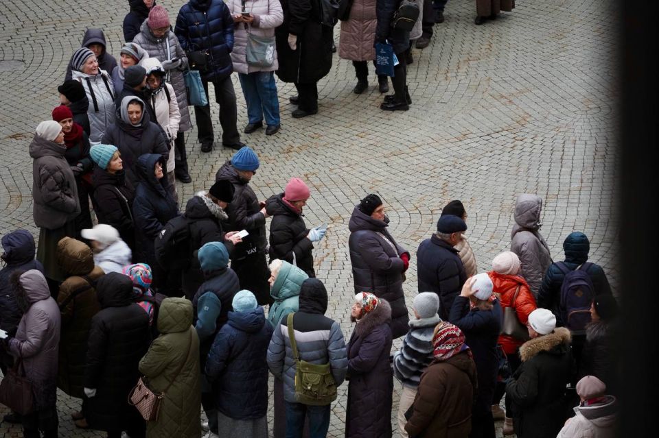 В Сретенский монастырь принесен ковчег с частицей мощей святителя Луки Крымского из Свято-Троицкого женского монастыря Симферополя В Сретенский монастырь принесен ковчег с частицей мощей святителя Луки Крымского из Свято-Троицкого женского монастыря Симферополя