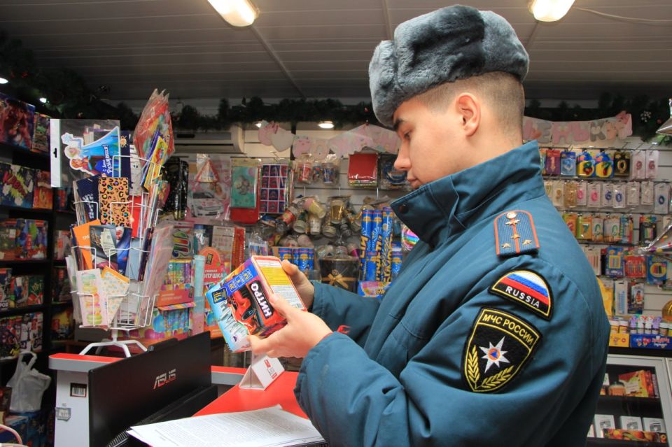 Сотрудники МЧС Рoссии проводят рейды по местaм продажи пиротехники