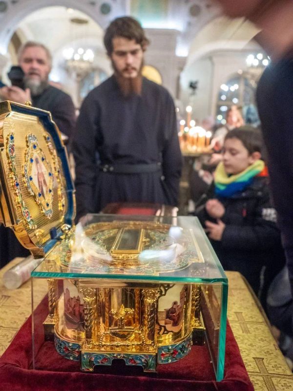 В Сретенский монастырь принесен ковчег с частицей мощей святителя Луки Крымского из Свято-Троицкого женского монастыря Симферополя В Сретенский монастырь принесен ковчег с частицей мощей святителя Луки Крымского из Свято-Троицкого женского монастыря Симферополя