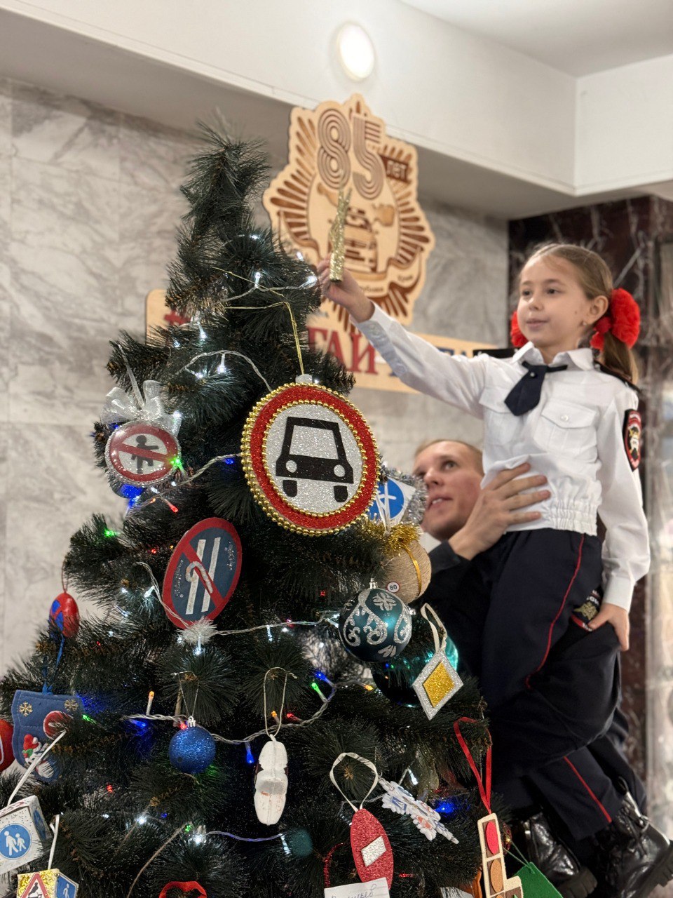 В Госавтоинспекции засияла ёлка Правил дорожного движения! В Госавтоинспекции засияла ёлка Правил дорожного движения!