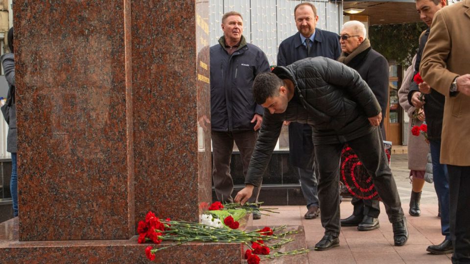 В рамках Международного круглого стола по вопросам развития связей крымских татар с соотечественниками за рубежом состоялось возложение цветов к памятнику дважды Героя Советского Союза Амет-Хана Султана В рамках Международного круглого стола по вопросам развития связей крымских татар с соотечественниками за рубежом состоялось возложение цветов к памятнику дважды Героя Советского Союза Амет-Хана Султана