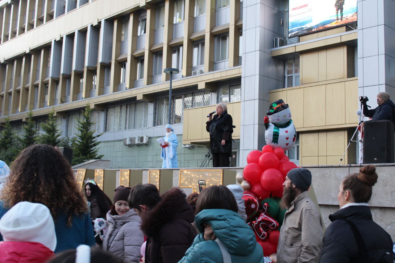 Галина Огнёва: Вчера на площади Советской вместе со всеми алуштинцами дали старт новогодним праздникам! Зажгли главную городскую ёлку! Галина Огнёва: Вчера на площади Советской вместе со всеми алуштинцами дали старт новогодним праздникам! Зажгли главную городскую ёлку!