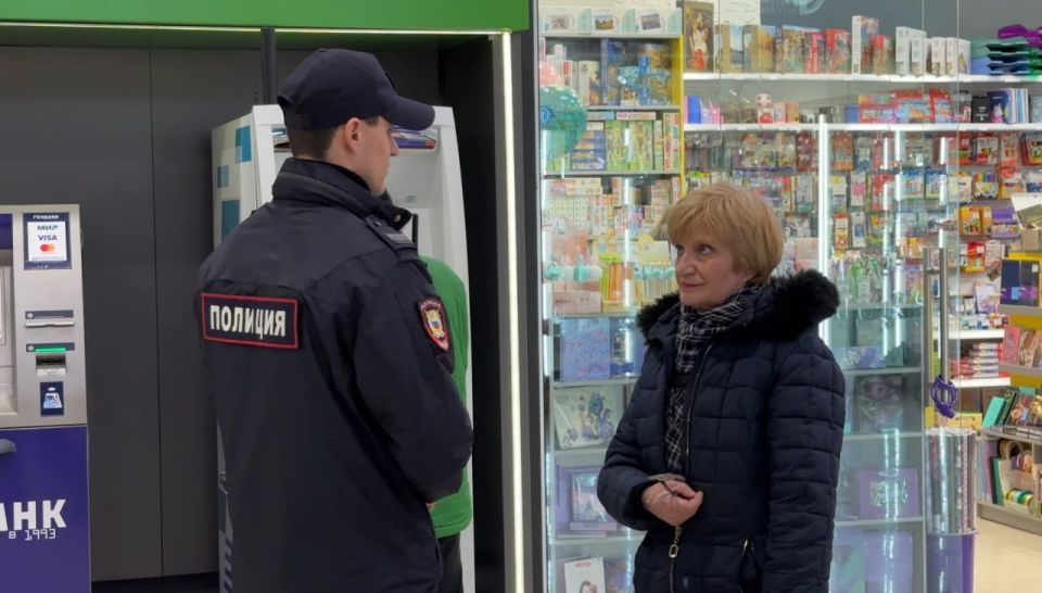 В Севастополе сотрудники полиции напомнили местным жителям о способах защиты от дистанционных мошенников