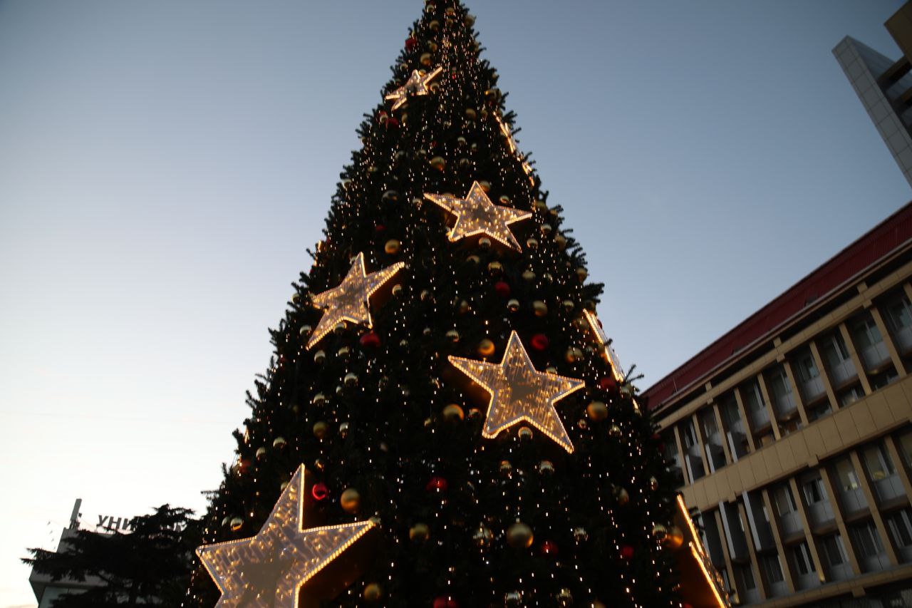 Галина Огнёва: Вчера на площади Советской вместе со всеми алуштинцами дали старт новогодним праздникам! Зажгли главную городскую ёлку! Галина Огнёва: Вчера на площади Советской вместе со всеми алуштинцами дали старт новогодним праздникам! Зажгли главную городскую ёлку!