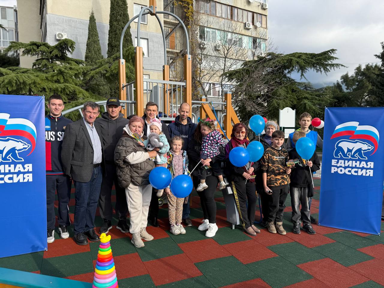 Константин Шимановский: Подарок к Новому году детям Ялты три новые детские площадки! Продолжаем совершенствовать инфраструктуру города и выполнять наказы наших избирателей