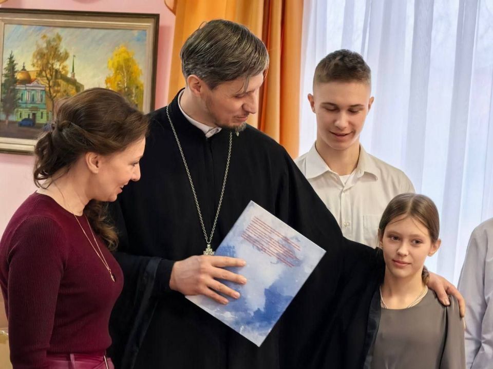 Анна Кузнецова: Ребятам из Курской православной гимназии во имя преподобного Феодосия Печерского передали подарки к Новому году и Рождеству Христову! Анна Кузнецова: Ребятам из Курской православной гимназии во имя преподобного Феодосия Печерского передали подарки к Новому году и Рождеству Христову!