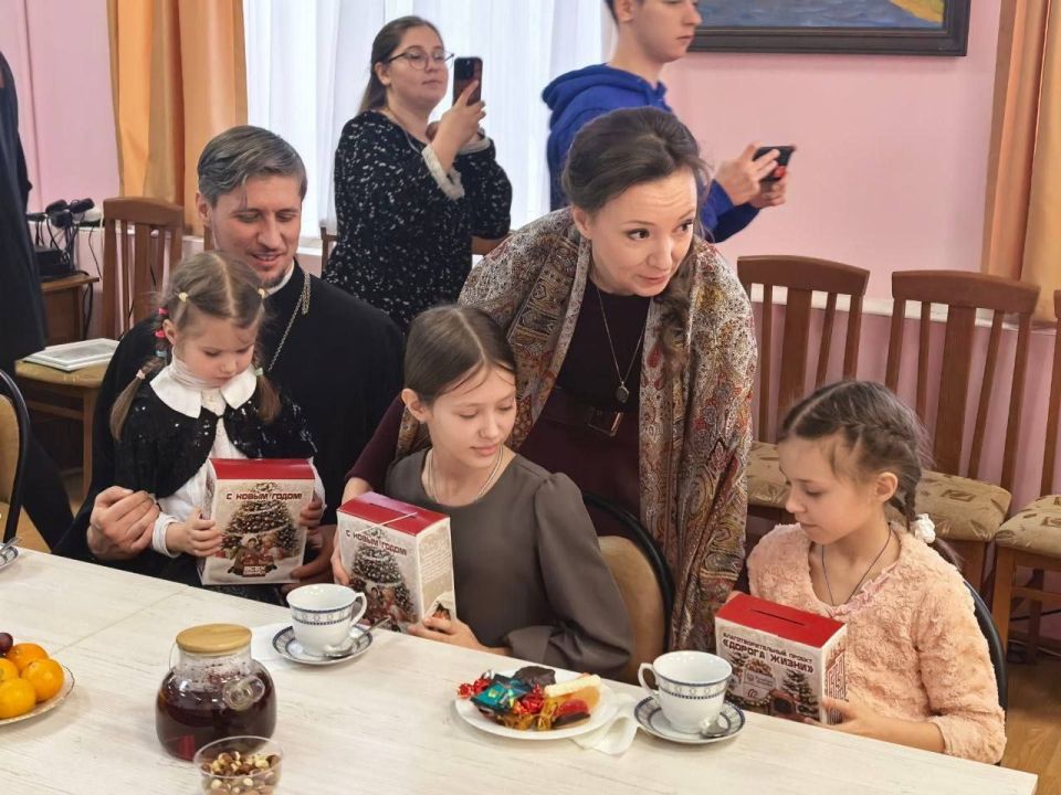 Анна Кузнецова: Ребятам из Курской православной гимназии во имя преподобного Феодосия Печерского передали подарки к Новому году и Рождеству Христову! Анна Кузнецова: Ребятам из Курской православной гимназии во имя преподобного Феодосия Печерского передали подарки к Новому году и Рождеству Христову!