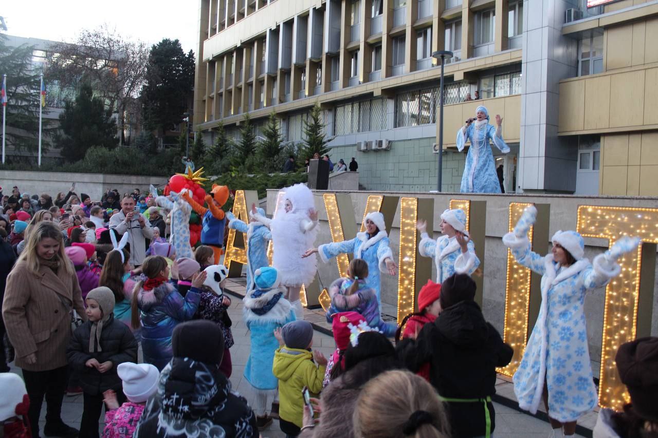 Галина Огнёва: Вчера на площади Советской вместе со всеми алуштинцами дали старт новогодним праздникам! Зажгли главную городскую ёлку! Галина Огнёва: Вчера на площади Советской вместе со всеми алуштинцами дали старт новогодним праздникам! Зажгли главную городскую ёлку!
