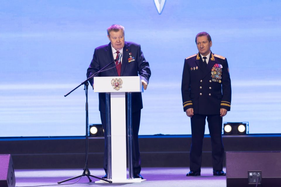 Сергей Аксёнов: В городе Краснодаре вместе с Героем России вице-адмиралом Олегом Евгеньевичем Белавенцевым вручил заслуженные награды сотрудникам ФСБ в честь профессионального праздника Сергей Аксёнов: В городе Краснодаре вместе с Героем России вице-адмиралом Олегом Евгеньевичем Белавенцевым вручил заслуженные награды сотрудникам ФСБ в честь профессионального праздника