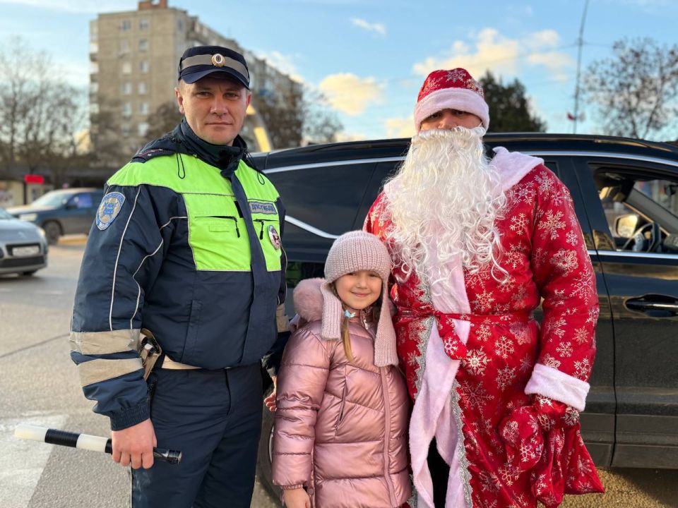 В городе Керчи Дед Мороз и Снегурочка вышли на проверку правил перевозки юных пассажиров В городе Керчи Дед Мороз и Снегурочка вышли на проверку правил перевозки юных пассажиров