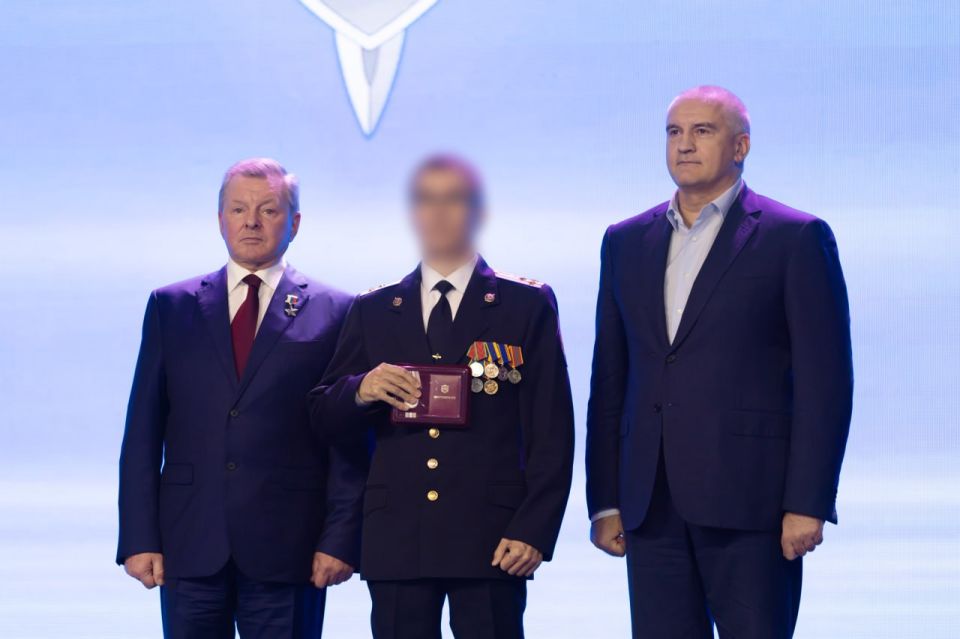 Сергей Аксёнов: В городе Краснодаре вместе с Героем России вице-адмиралом Олегом Евгеньевичем Белавенцевым вручил заслуженные награды сотрудникам ФСБ в честь профессионального праздника Сергей Аксёнов: В городе Краснодаре вместе с Героем России вице-адмиралом Олегом Евгеньевичем Белавенцевым вручил заслуженные награды сотрудникам ФСБ в честь профессионального праздника