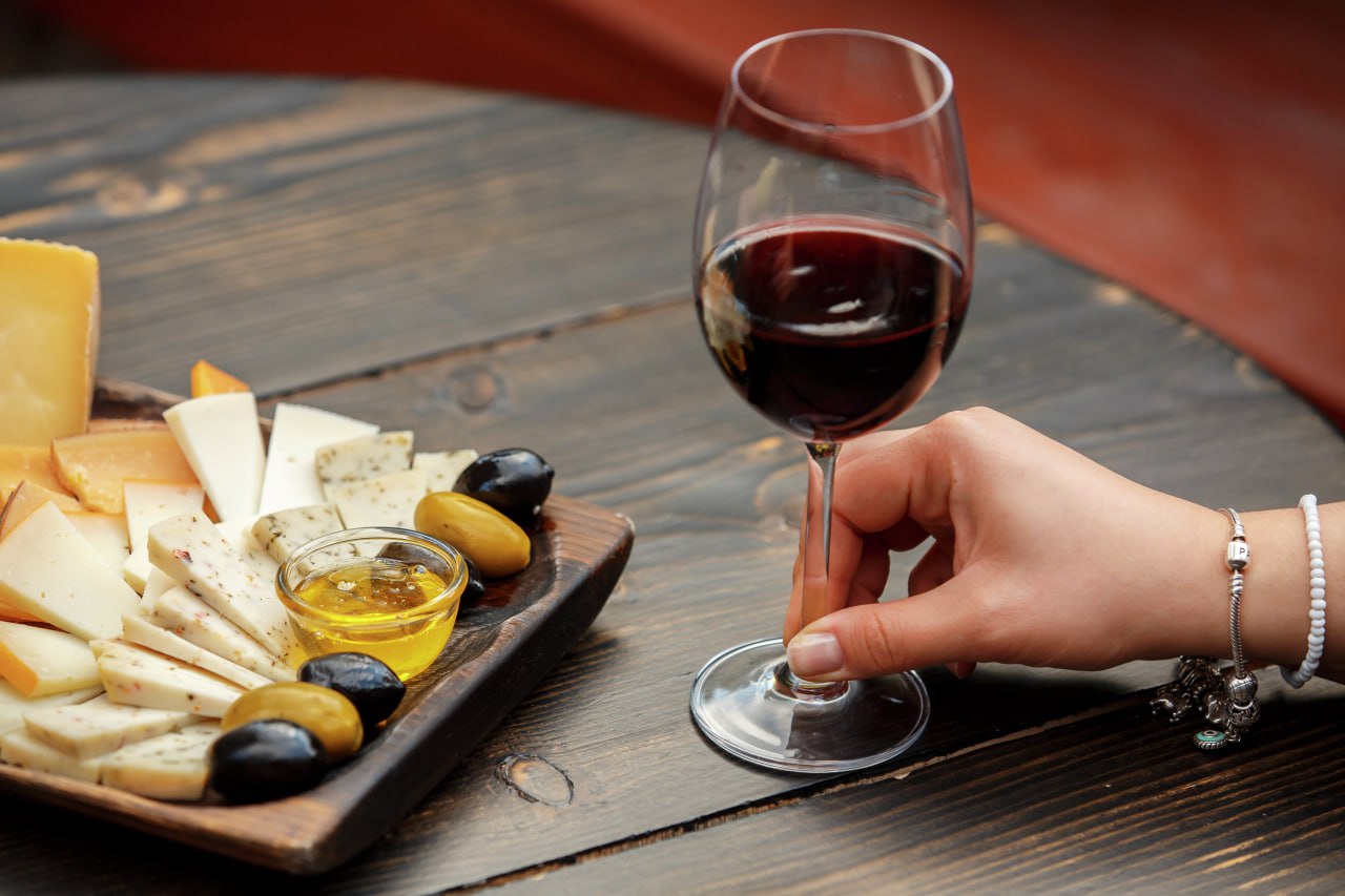 «Сама элегантность», «покоритель женских сердец», «новый чёрный», «король красных»… Нет, мы не о людях, а о винах