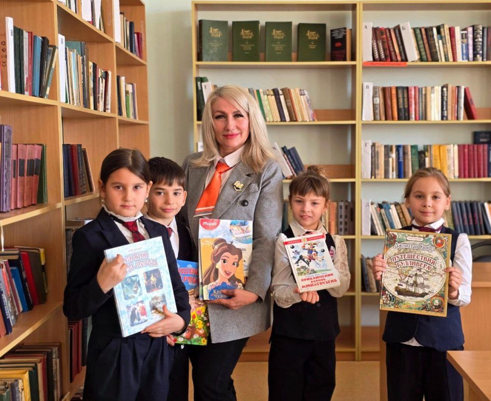 Валентина Лаврик: Дорогие коллеги!. От всего коллектива Министерства образования, науки и молодежи Республики Крым и от себя лично поздравляю вас с Днём советника директора по воспитанию и взаимодействию с детскими... Валентина Лаврик: Дорогие коллеги!. От всего коллектива Министерства образования, науки и молодежи Республики Крым и от себя лично поздравляю вас с Днём советника директора по воспитанию и взаимодействию с детскими...