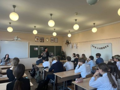 Полицейские по делам несовершеннолетних рассказывают школьникам о важности безопасного и законопослушного поведения