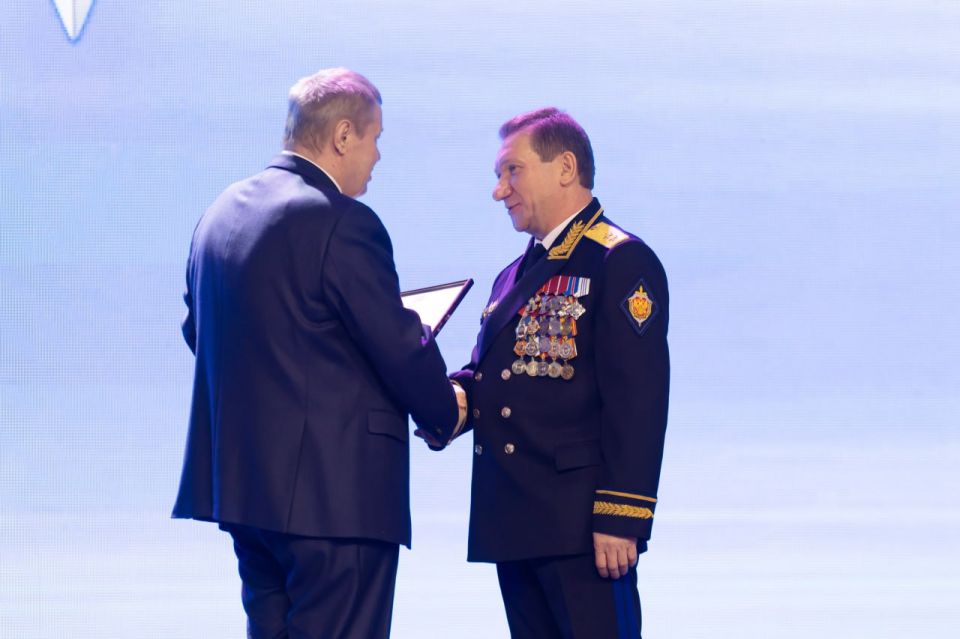 Сергей Аксёнов: В городе Краснодаре вместе с Героем России вице-адмиралом Олегом Евгеньевичем Белавенцевым вручил заслуженные награды сотрудникам ФСБ в честь профессионального праздника Сергей Аксёнов: В городе Краснодаре вместе с Героем России вице-адмиралом Олегом Евгеньевичем Белавенцевым вручил заслуженные награды сотрудникам ФСБ в честь профессионального праздника