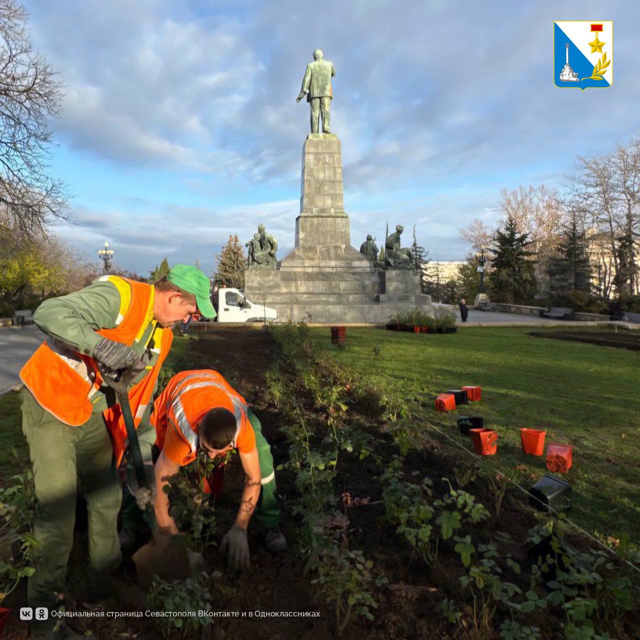 У Владимирского собора обновили розарий