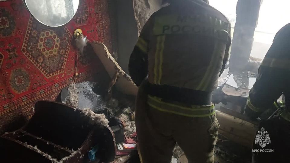 Огнеборцы МЧС России спасли человека на пожаре