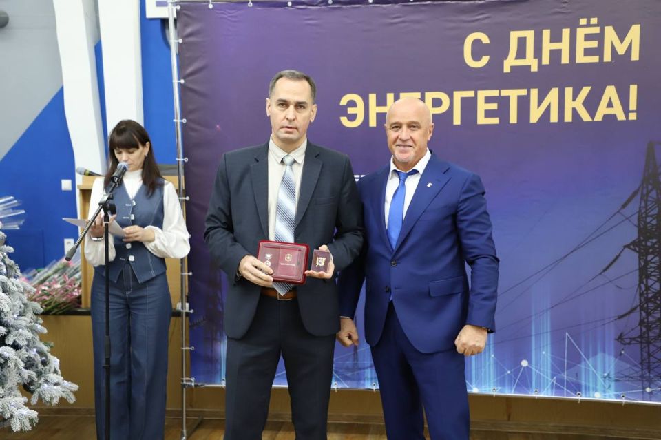 В Крыму поздравили сотрудников энергетической промышленности с профессиональным праздником В Крыму поздравили сотрудников энергетической промышленности с профессиональным праздником