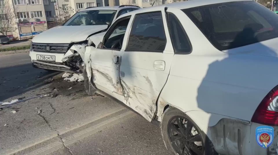 Госавтоинспекция Севастополя продолжает работу на месте ДТП с участием пяти транспортных средств