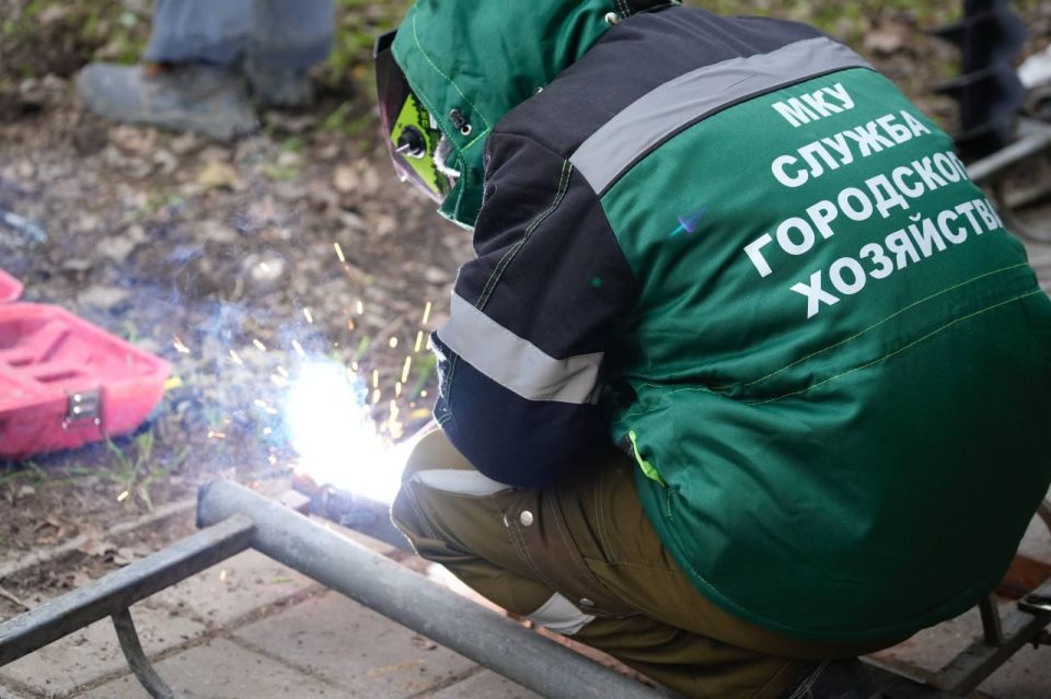 По поручению главы администрации Керчи Олега Каторгина сотрудники Службы городского хозяйства приступили к установке металлических ограждений вдоль проезжей части по Вокзальному шоссе