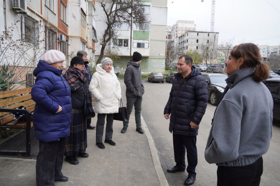 Глава администрации Олег Каторгин совместно с руководителем подрядной организации «Архонт» проинспектировал ход реализации благоустройства по Индустриальному шоссе, 21, 21/1, 23, 27