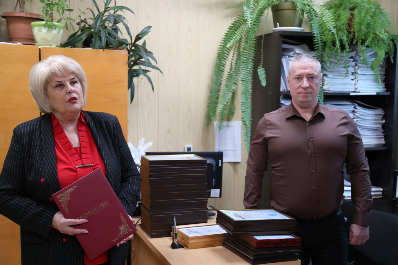 Галина Огнёва: Дорогие алуштинцы, сегодня – особенный день! День тех, кто дарит нам свет, о ком мы не всегда задумываемся в повседневной суете, но без кого немыслима наша жизнь – День энергетика! Галина Огнёва: Дорогие алуштинцы, сегодня – особенный день! День тех, кто дарит нам свет, о ком мы не всегда задумываемся в повседневной суете, но без кого немыслима наша жизнь – День энергетика!