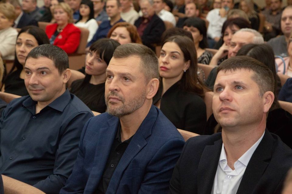 В Крыму поздравили сотрудников энергетической промышленности с профессиональным праздником В Крыму поздравили сотрудников энергетической промышленности с профессиональным праздником