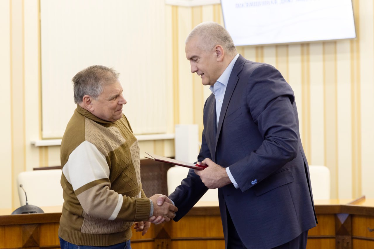 Глава Крыма вручил награды энергетикам в честь профессионального праздника Глава Крыма вручил награды энергетикам в честь профессионального праздника