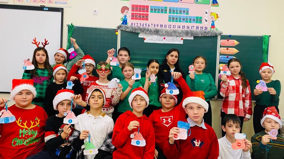 Детские открытки за безопасность: сотрудники Госавтоинспекции Бахчисарайского района передали водителям новогодние пожелания школьников Детские открытки за безопасность: сотрудники Госавтоинспекции Бахчисарайского района передали водителям новогодние пожелания школьников