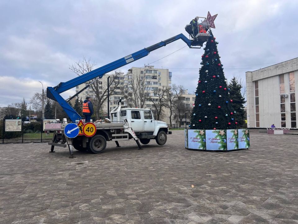 По поручению главы администрации Керчи Олега Каторгина специалисты предприятия «Горсвет-Керчь» заменили макушку на ёлке у ДК «Корабел»