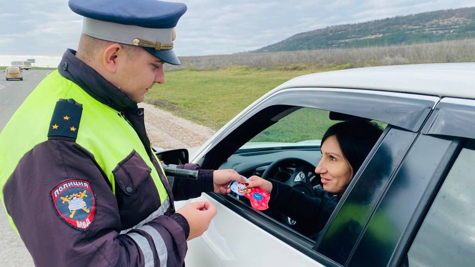 Детские открытки за безопасность: сотрудники Госавтоинспекции Бахчисарайского района передали водителям новогодние пожелания школьников Детские открытки за безопасность: сотрудники Госавтоинспекции Бахчисарайского района передали водителям новогодние пожелания школьников