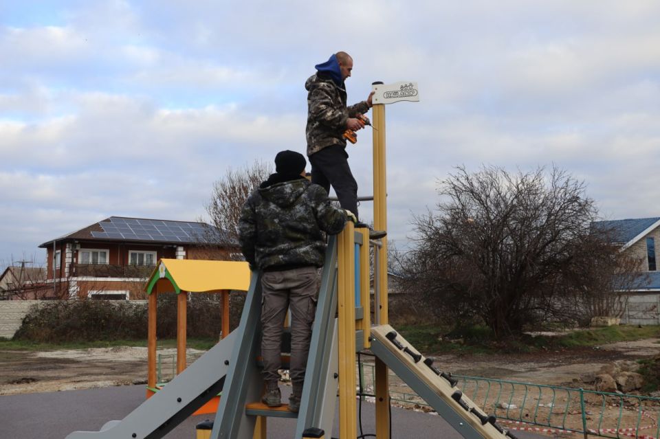 Новая детская площадка установлена на ул. Симферопольской в районе дома №9. Здесь появился красочный и уютный детский комплекс с качелями, скалолазом, песочницей и горкой Новая детская площадка установлена на ул. Симферопольской в районе дома №9. Здесь появился красочный и уютный детский комплекс с качелями, скалолазом, песочницей и горкой