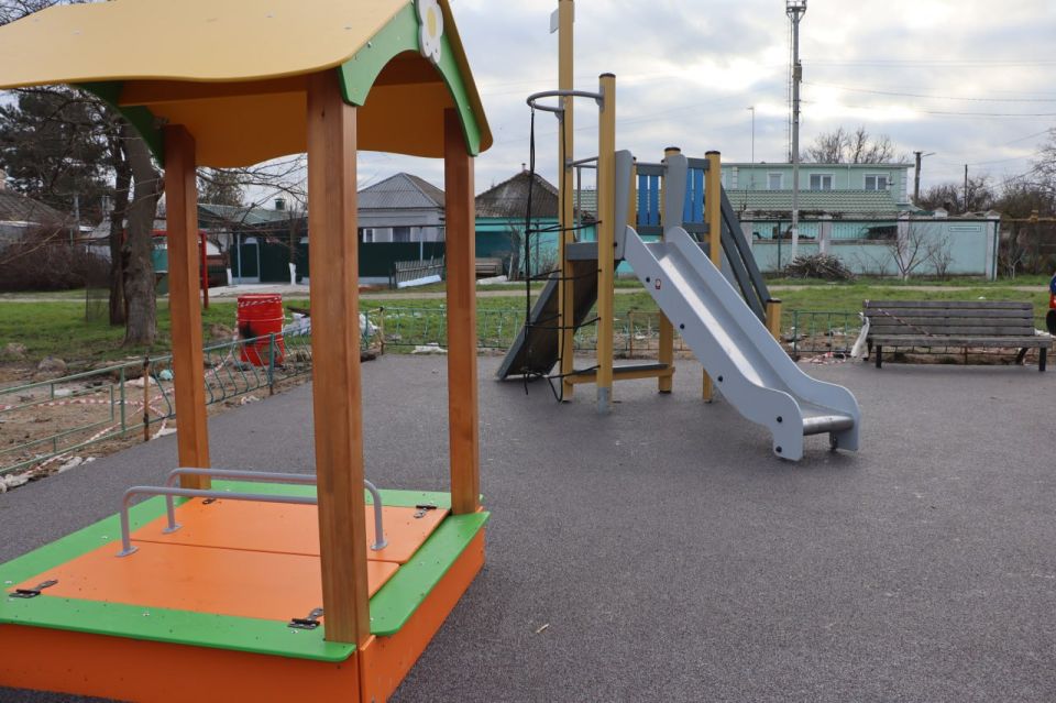 Новая детская площадка установлена на ул. Симферопольской в районе дома №9. Здесь появился красочный и уютный детский комплекс с качелями, скалолазом, песочницей и горкой Новая детская площадка установлена на ул. Симферопольской в районе дома №9. Здесь появился красочный и уютный детский комплекс с качелями, скалолазом, песочницей и горкой