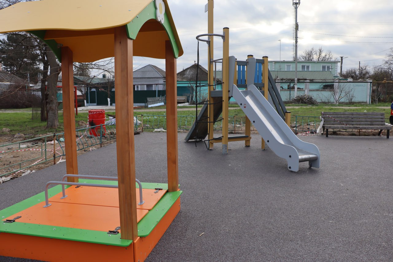 Новая детская площадка установлена на ул. Симферопольской в районе дома №9. Здесь появился красочный и уютный детский комплекс с качелями, скалолазом, песочницей и горкой Новая детская площадка установлена на ул. Симферопольской в районе дома №9. Здесь появился красочный и уютный детский комплекс с качелями, скалолазом, песочницей и горкой
