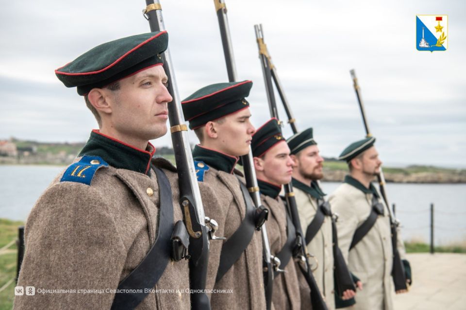 Две уникальные пушки времен Крымской войны установили у памятника 100-летию окончания Гражданской войны на Юге России Две уникальные пушки времен Крымской войны установили у памятника 100-летию окончания Гражданской войны на Юге России