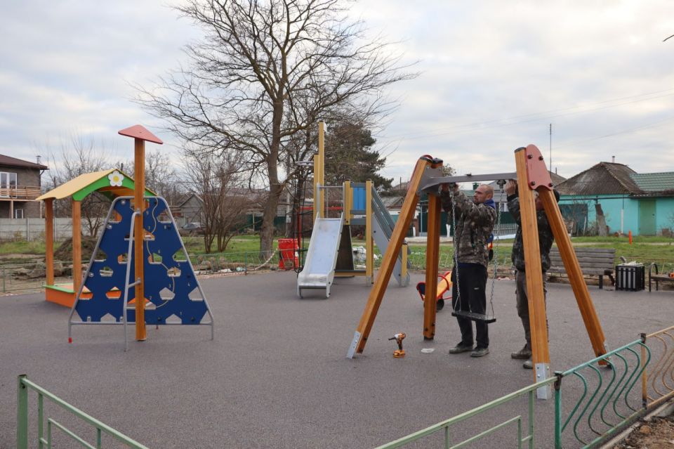 Новая детская площадка установлена на ул. Симферопольской в районе дома №9. Здесь появился красочный и уютный детский комплекс с качелями, скалолазом, песочницей и горкой Новая детская площадка установлена на ул. Симферопольской в районе дома №9. Здесь появился красочный и уютный детский комплекс с качелями, скалолазом, песочницей и горкой