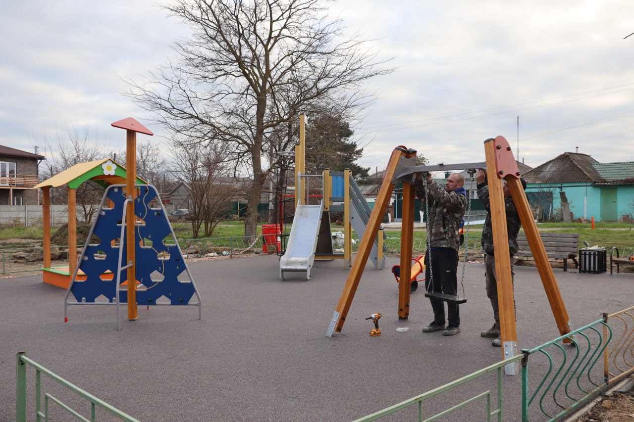 Новая детская площадка установлена на ул. Симферопольской в районе дома №9. Здесь появился красочный и уютный детский комплекс с качелями, скалолазом, песочницей и горкой Новая детская площадка установлена на ул. Симферопольской в районе дома №9. Здесь появился красочный и уютный детский комплекс с качелями, скалолазом, песочницей и горкой