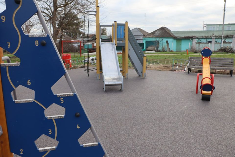 Новая детская площадка установлена на ул. Симферопольской в районе дома №9. Здесь появился красочный и уютный детский комплекс с качелями, скалолазом, песочницей и горкой Новая детская площадка установлена на ул. Симферопольской в районе дома №9. Здесь появился красочный и уютный детский комплекс с качелями, скалолазом, песочницей и горкой