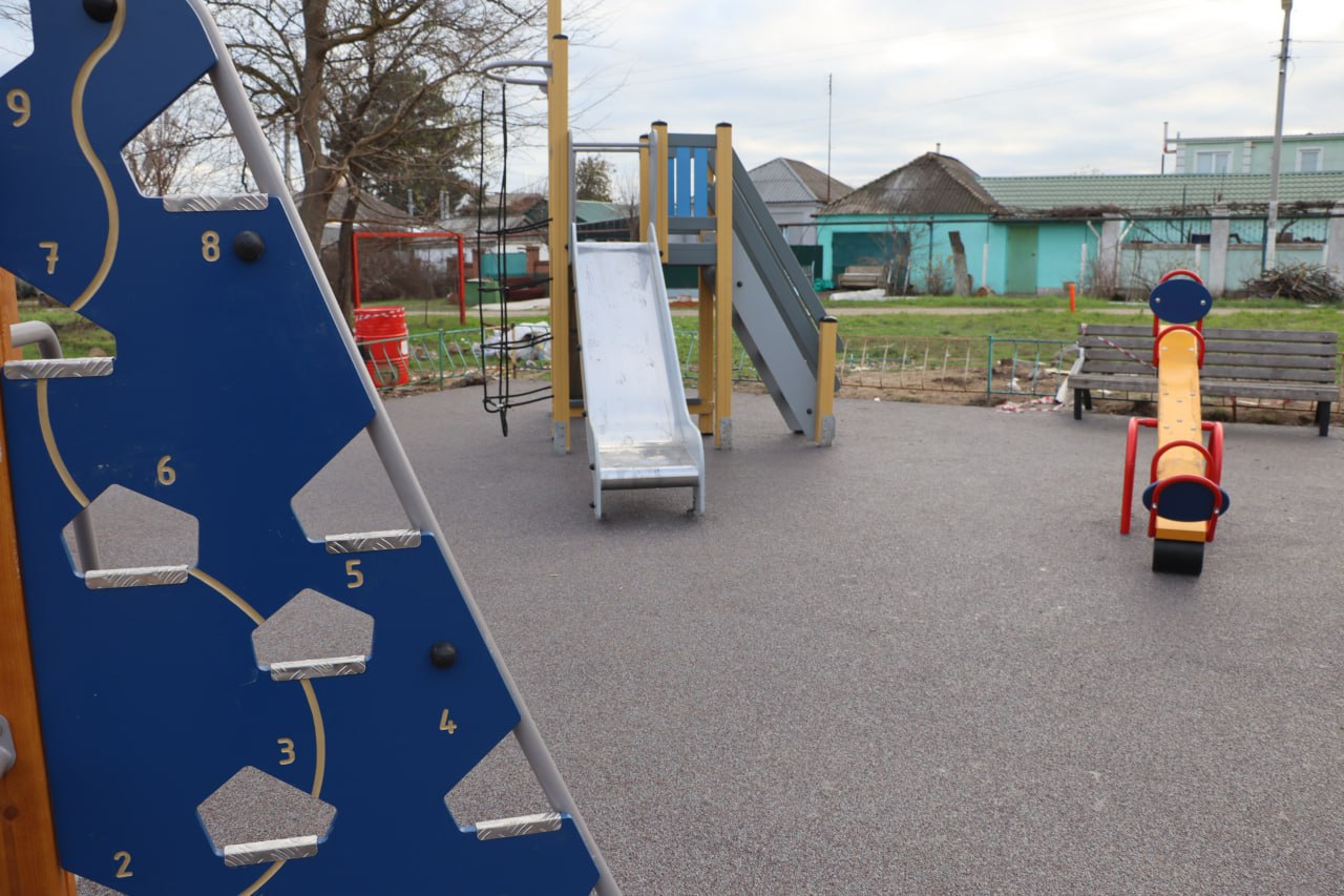 Новая детская площадка установлена на ул. Симферопольской в районе дома №9. Здесь появился красочный и уютный детский комплекс с качелями, скалолазом, песочницей и горкой Новая детская площадка установлена на ул. Симферопольской в районе дома №9. Здесь появился красочный и уютный детский комплекс с качелями, скалолазом, песочницей и горкой