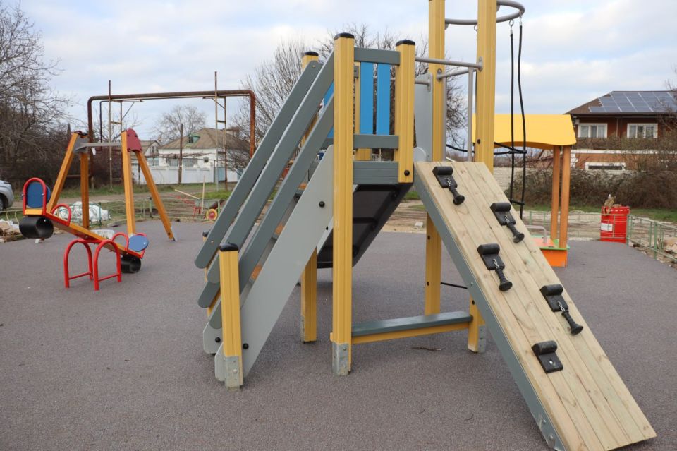 Новая детская площадка установлена на ул. Симферопольской в районе дома №9. Здесь появился красочный и уютный детский комплекс с качелями, скалолазом, песочницей и горкой Новая детская площадка установлена на ул. Симферопольской в районе дома №9. Здесь появился красочный и уютный детский комплекс с качелями, скалолазом, песочницей и горкой