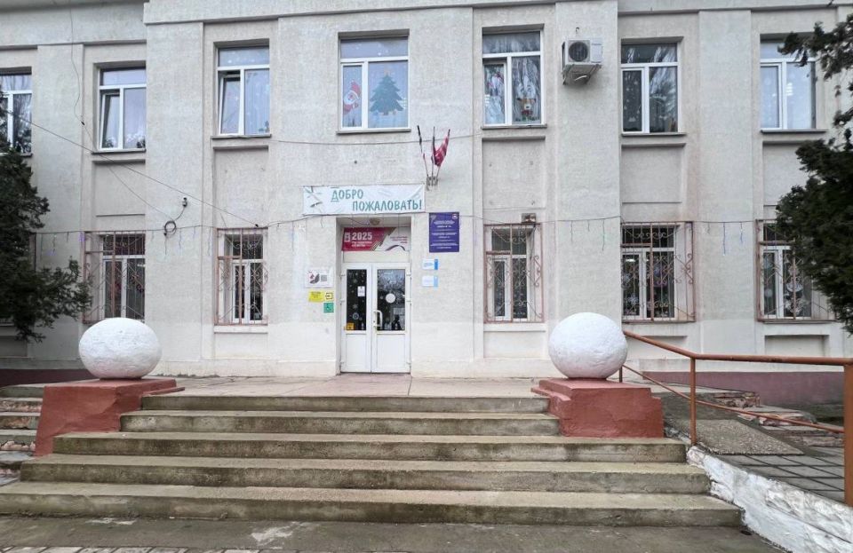 В школе № 13 приступили к капитальному ремонту спортивного зала В школе № 13 приступили к капитальному ремонту спортивного зала