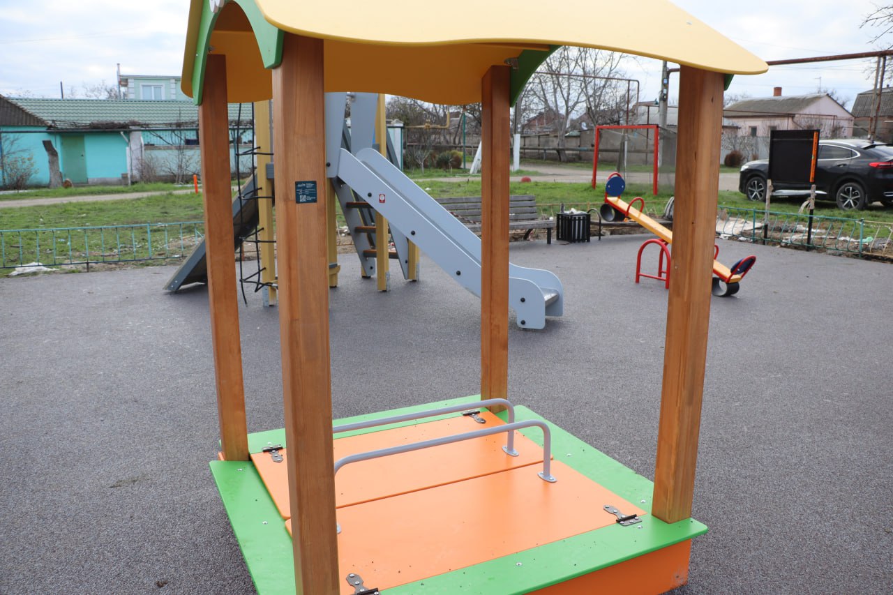Новая детская площадка установлена на ул. Симферопольской в районе дома №9. Здесь появился красочный и уютный детский комплекс с качелями, скалолазом, песочницей и горкой Новая детская площадка установлена на ул. Симферопольской в районе дома №9. Здесь появился красочный и уютный детский комплекс с качелями, скалолазом, песочницей и горкой