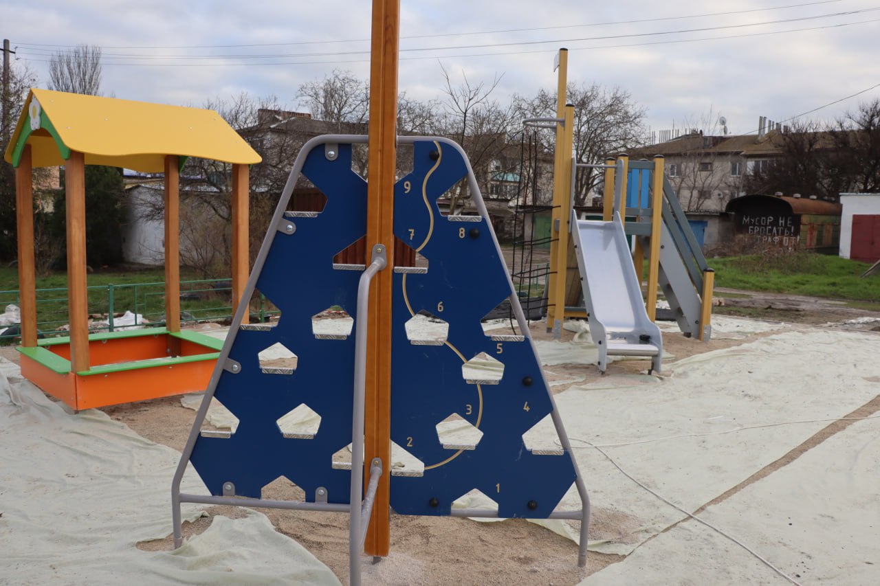 Новая детская площадка установлена на ул. Симферопольской в районе дома №9. Здесь появился красочный и уютный детский комплекс с качелями, скалолазом, песочницей и горкой Новая детская площадка установлена на ул. Симферопольской в районе дома №9. Здесь появился красочный и уютный детский комплекс с качелями, скалолазом, песочницей и горкой