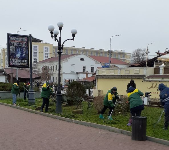 В Феодосии продолжаются работы по уборке зеленых зон и высадке молодых деревьев В Феодосии продолжаются работы по уборке зеленых зон и высадке молодых деревьев