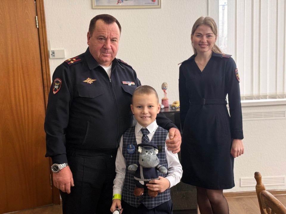 Под Новый год мечты сбываются! Первоклассник побывал в главном здании Госавтоинспекции Крыма