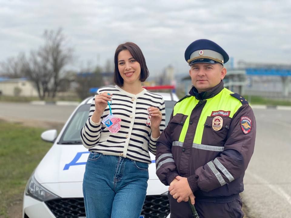 Детские открытки за безопасность: сотрудники Госавтоинспекции Бахчисарайского района передали водителям новогодние пожелания школьников Детские открытки за безопасность: сотрудники Госавтоинспекции Бахчисарайского района передали водителям новогодние пожелания школьников